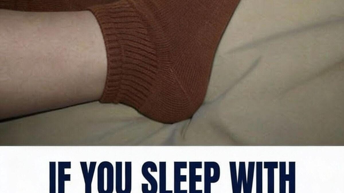 🧦 If You Sleep With Socks On, Here’s What Actually Happens to Your Body (Science-Backed Benefits & Risks)