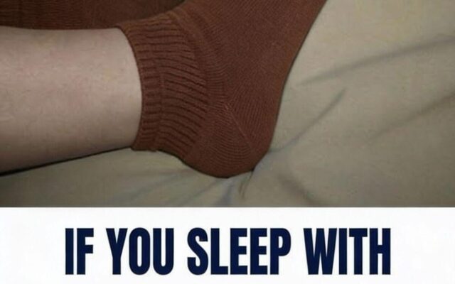 🧦 If You Sleep With Socks On, Here’s What Actually Happens to Your Body (Science-Backed Benefits & Risks)